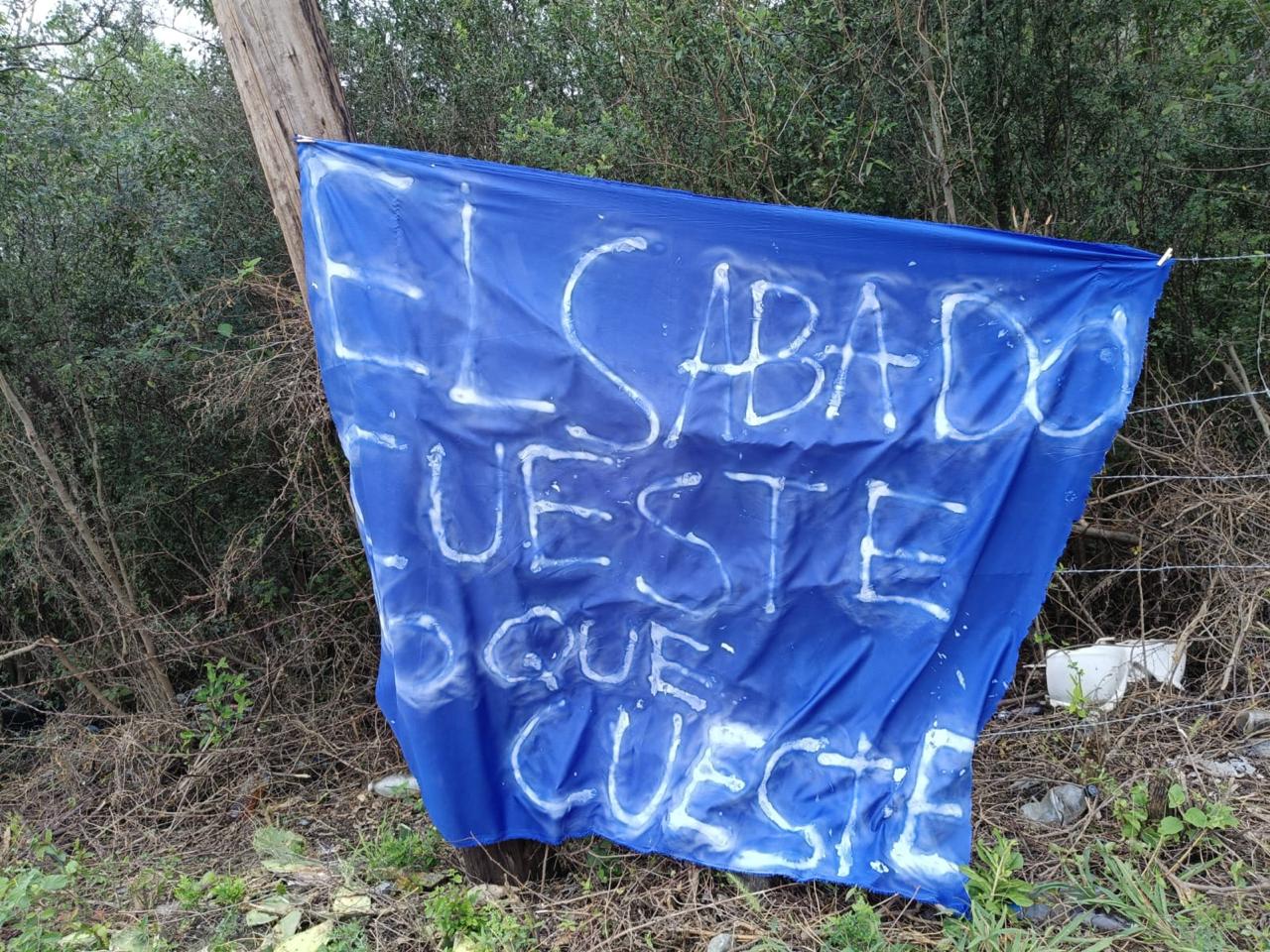 Colocan mantas de apoyo a Rayados previo al Clásico Regio